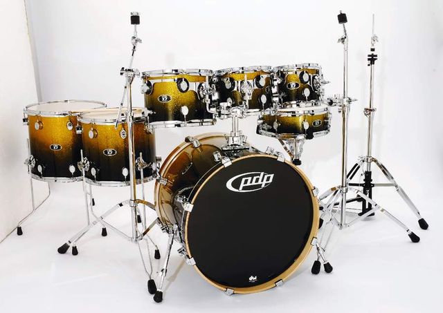 blank The 22"X18" bass drum’s fat dimensions ensure that it produces a deep, powerful note